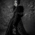 Vermelha Noir Instagram - 😱 VERMELHACE 😱 Ball de novelas mexicanas Para esta pasarela me he inspirado en la historias de dos personas muy importantes en mi vida: Después de unos años, ella es encontrada por una mujer que resulta ser su verdadera madre quien la dió a una de sus criadas en un momento de incertidumbre, Decide ayudarla poco a poco a darse cuenta de quién era ella realmente y la guío en su camino para poder llegar a convertirse en la mujer que quería y ¿qué creen?... Lo logra, aunque ahora se encuentra rodeada de lujos y excentricidad, ella usa siempre alta moda y todos los accesorios (hombres) que ella desee, sin embargo en el mundo donde ella se encuentra, muy pocos saben de su pasado y buscarán tratar de hacerla sentir menos o aprovecharse de ello para tirarla... Descubre el final de esta historia en el siguiente post . Fotografía y dirección C @edith.rodriguez_photography Asistencia @gi__sixx @alelujan.ren Edición @maneoseafufus Nail art: @jewelry___nails Dress: @gonzaaloyola Peinado @delga_dez y @wigsbydavis Joyería @ghelguera Makeup & styling: Vermelha Noir Diseño de VERMELHACE @eddiebuja_ilustrador . 💄 PRODUCTOS 💄 ⚪Base : Corrector blanco de veronica 🖤 Contour: @bodypaintbykj 👁️ Ojos y contour : @jeffreestarcosmetics @morphe2 @jamescharles . #fashion #drag #gay#art #makeup #lgbt #photograph #instagay #dragqueen #rpdr #rupauldragsrace #instadrag #dragrace#lgbtq #queen # #dragmakeup #instagay ##dragqueyensoyfinstagram #gayboy #dragqueenmakeup #fashion #fashiondesigner #makeupartist #style #art #localqueen #dragartistsofcolor El Campanario, Queretaro