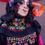 Vermelha Noir Instagram – ♥️Lele, que en otomí significa “bebé”, es originaria del municipio de Amealco, Querétaro, y fue nombrada Patrimonio Cultural del estado de Querétaro el 18 de abril de 2018. La muñeca se identifica por sus largas trenzas, corona de lazos de colores y su indumentaria tradicional, característica de sus creadoras que preservan su origen otomí, las cuales se expresan por medio de sus artesanías, gastronomía y festividades.❤️

Esta muñeca artesanal representa el esfuerzo de miles de mujeres artesanas mexicanas, ya que además de Querétaro, hoy en día también se elabora en entidades v como el Estado de México, Hidalgo y Veracruz

Está era mi visión original de mi look de Lele
Espero les guste 
Mkp inspired by @isshehungry 
.
Fotografía y dirección C
@miguel_rea_g 
Asistente: @purusiban 
Vestuario: @emmanuelvictoriaatelier 
Tocado: @unicoxal 
Peinado: @uzotsuki / @midori_meeks
Nail art: @jewelry___nails
Joyería: @ghelguera
Makeup & styling: Vermelha Noir 

.
💄 PRODUCTOS 💄
⚪Base : Corrector carnita de Verónica
👁️ Ojos y contour : @jeffreestarcosmetics 
⚫Delineador y cejas
@guerlain
🖤 Labios @maccosmetics_mex
⬛ Enmarcado @bodypaintbykj
.
#fashion #drag #gay#art #makeup #lgbt #photograph #instagay #dragqueen #rpdr #rupauldragsrace #instadrag #dragrace#lgbtq #queen # #dragmakeup #instagay ##dragqueyensoyfinstagram #gayboy #dragqueenmakeup #fashion #fashiondesigner #makeupartist #style #art #localqueen #dragartist #queretaro