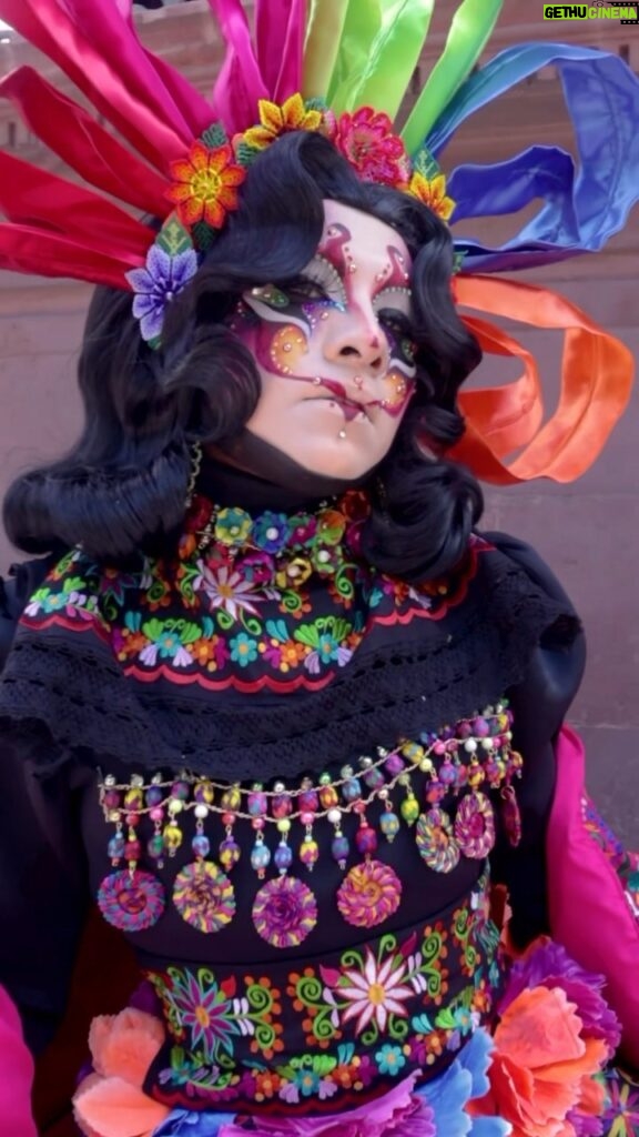 Vermelha Noir Instagram - ♥️Lele, que en otomí significa “bebé”, es originaria del municipio de Amealco, Querétaro, y fue nombrada Patrimonio Cultural del estado de Querétaro el 18 de abril de 2018. La muñeca se identifica por sus largas trenzas, corona de lazos de colores y su indumentaria tradicional, característica de sus creadoras que preservan su origen otomí, las cuales se expresan por medio de sus artesanías, gastronomía y festividades.❤️ Esta muñeca artesanal representa el esfuerzo de miles de mujeres artesanas mexicanas, ya que además de Querétaro, hoy en día también se elabora en entidades v como el Estado de México, Hidalgo y Veracruz Está era mi visión original de mi look de Lele Espero les guste Mkp inspired by @isshehungry . Fotografía y dirección C @miguel_rea_g Asistente: @purusiban Vestuario: @emmanuelvictoriaatelier Tocado: @unicoxal Peinado: @uzotsuki / @midori_meeks Nail art: @jewelry___nails Joyería: @ghelguera Makeup & styling: Vermelha Noir . 💄 PRODUCTOS 💄 ⚪Base : Corrector carnita de Verónica 👁️ Ojos y contour : @jeffreestarcosmetics ⚫Delineador y cejas @guerlain 🖤 Labios @maccosmetics_mex ⬛ Enmarcado @bodypaintbykj . #fashion #drag #gay#art #makeup #lgbt #photograph #instagay #dragqueen #rpdr #rupauldragsrace #instadrag #dragrace#lgbtq #queen # #dragmakeup #instagay ##dragqueyensoyfinstagram #gayboy #dragqueenmakeup #fashion #fashiondesigner #makeupartist #style #art #localqueen #dragartist #queretaro