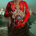 Vermelha Noir Instagram – 🩸 Chinnamasta 🩸

Es una diosa hindú que se representa desnuda auto-decapitada, normalmente en pie o sentada en una pareja divina copulando, sostiene su cabeza decapitada en una mano y una cimitarra en la otra. Tres chorros de sangre surgen de su cuello y son bebidos por la cabeza decapitada y dos asistentes.
.
Fotografía y dirección C
@dankografia @jesus_teayude
Dress & heels: palacio de las medias y el árabe
Joyería @indiatownstore
Nails @jewelry___nails
Wig @lunalansman_pestanas_pelucas
Makeup, headpiece & styling: Vermelha Noir
.
💄 PRODUCTOS 💄
⚪Base : Labial Rojo MAC Cruella
👁️ Ojos y contour : @jeffreestarcosmetics
⚫Delineador y cejas
@guerlain
🖤 Labios @naturalgirl
⬛ Enmarcado @bodypaintbykj
.
#fashion #drag #gay#art #makeup #lgbt #photograph #instagay #dragqueen #instadrag #dragrace#lgbtq #queen #dragmakeup #instagay #dragqueyensoyfinstagram #gayboy #dragqueenmakeup #fashion #fashiondesigner #makeupartist #style #art #localqueen #dragartist #red #secondhandclothing India : इंडिया