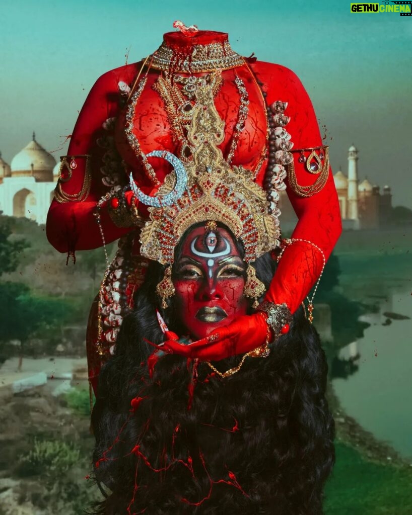 Vermelha Noir Instagram - 🩸 Chinnamasta 🩸 Es una diosa hindú que se representa desnuda auto-decapitada, normalmente en pie o sentada en una pareja divina copulando, sostiene su cabeza decapitada en una mano y una cimitarra en la otra. Tres chorros de sangre surgen de su cuello y son bebidos por la cabeza decapitada y dos asistentes. . Fotografía y dirección C @dankografia @jesus_teayude Dress & heels: palacio de las medias y el árabe Joyería @indiatownstore Nails @jewelry___nails Wig @lunalansman_pestanas_pelucas Makeup, headpiece & styling: Vermelha Noir . 💄 PRODUCTOS 💄 ⚪Base : Labial Rojo MAC Cruella 👁️ Ojos y contour : @jeffreestarcosmetics ⚫Delineador y cejas @guerlain 🖤 Labios @naturalgirl ⬛ Enmarcado @bodypaintbykj . #fashion #drag #gay#art #makeup #lgbt #photograph #instagay #dragqueen #instadrag #dragrace#lgbtq #queen #dragmakeup #instagay #dragqueyensoyfinstagram #gayboy #dragqueenmakeup #fashion #fashiondesigner #makeupartist #style #art #localqueen #dragartist #red #secondhandclothing India : इंडिया