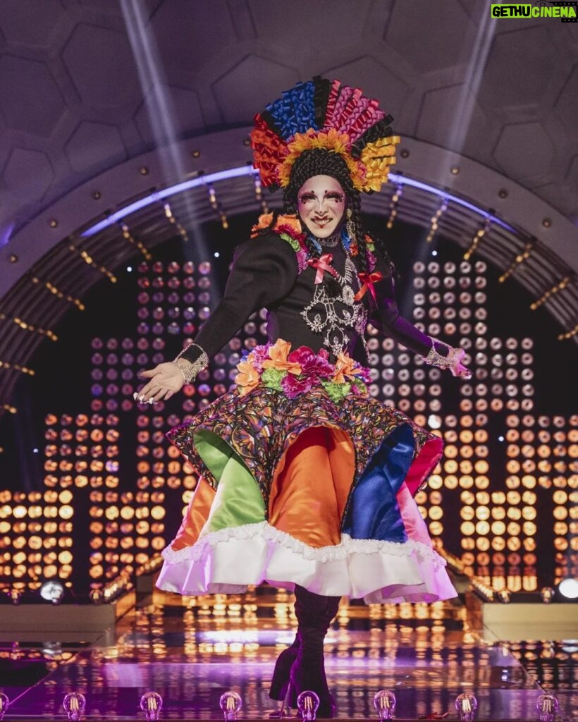 Vermelha Noir Instagram - ♥️Lele, que en otomí significa “bebé”, es originaria del municipio de Amealco, Querétaro, y fue nombrada Patrimonio Cultural del estado de Querétaro el 18 de abril de 2018. La muñeca se identifica por sus largas trenzas, corona de lazos de colores y su indumentaria tradicional, característica de sus creadoras que preservan su origen otomí, las cuales se expresan por medio de sus artesanías, gastronomía y festividades.❤️ Esta muñeca artesanal representa el esfuerzo de miles de mujeres artesanas mexicanas, ya que además de Querétaro, hoy en día también se elabora en entidades federativas como el Estado de México, Hidalgo y Veracruz Está era mi visión original de mi look de Lele Espero les guste Mkp inspired by @isshehungry . Fotografía y dirección C @miguel_rea_g Asistente: @purusiban Vestuario: @emmanuelvictoriaatelier Tocado: @unicoxal Peinado: @uzotsuki / @midori_meeks Nail art: @jewelry___nails Joyería: @ghelguera Makeup & styling: Vermelha Noir . 💄 PRODUCTOS 💄 ⚪Base : Corrector carnita de Verónica 👁️ Ojos y contour : @jeffreestarcosmetics ⚫Delineador y cejas @guerlain 🖤 Labios @maccosmetics_mex ⬛ Enmarcado @bodypaintbykj . #fashion #drag #gay#art #makeup #lgbt #photograph #instagay #dragqueen #rpdr #rupauldragsrace #instadrag #dragrace#lgbtq #queen # #dragmakeup #instagay ##dragqueyensoyfinstagram #gayboy #dragqueenmakeup #fashion #fashiondesigner #makeupartist #style #art #localqueen #dragartist #queretaro Queretaro, Qrto