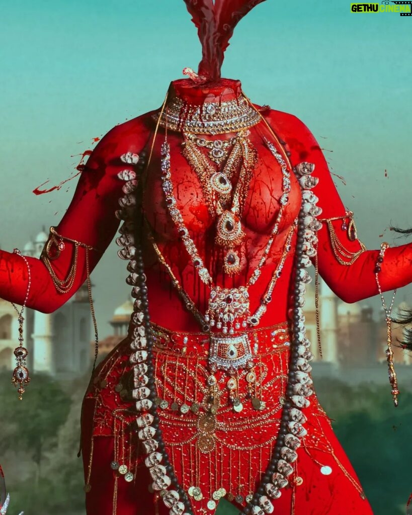 Vermelha Noir Instagram - 🩸 Chinnamasta 🩸 Es una diosa hindú que se representa desnuda auto-decapitada, normalmente en pie o sentada en una pareja divina copulando, sostiene su cabeza decapitada en una mano y una cimitarra en la otra. Tres chorros de sangre surgen de su cuello y son bebidos por la cabeza decapitada y dos asistentes. Es la diosa de las contradicciones. Simboliza ambos aspectos de Devi: la que da y la que quita la vida. Es considerada tanto un símbolo de autocontrol sexual como una personificación de la energía sexual, dependiendo de la interpretación. Representa la muerte, la temporalidad y la destrucción así como la vida, la inmortalidad y la recreación. Para este trabajo en colaboración con @dankografia y @jesusteayude cuento con la presencia de ellos mismos como la pareja copulando y a mi hijo @bendeck_bendeck y @lvbnagaia cómo las entidades a los lados de la diosa. . Fotografía y dirección C @dankografia @jesusteayude Dress & heels: La presi y Makeup, headpiece & styling: Vermelha Noir . 💄 PRODUCTOS 💄 ⚪Base : Labial Rojo MAC Cruella 👁️ Ojos y contour : @jeffreestarcosmetics ⚫Delineador y cejas @guerlain 🖤 Labios @naturalgirl ⬛ Enmarcado @bodypaintbykj . #fashion #drag #gay#art #makeup #lgbt #photograph #instagay #dragqueen #instadrag #dragrace#lgbtq #queen #dragmakeup #instagay #dragqueyensoyfinstagram #gayboy #dragqueenmakeup #fashion #fashiondesigner #makeupartist #style #art #localqueen #dragartist #red #secondhandclothing India : इंडिया