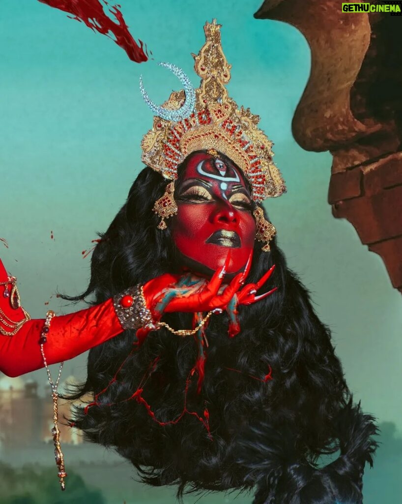 Vermelha Noir Instagram - 🩸 Chinnamasta 🩸 Es una diosa hindú que se representa desnuda auto-decapitada, normalmente en pie o sentada en una pareja divina copulando, sostiene su cabeza decapitada en una mano y una cimitarra en la otra. Tres chorros de sangre surgen de su cuello y son bebidos por la cabeza decapitada y dos asistentes. Es la diosa de las contradicciones. Simboliza ambos aspectos de Devi: la que da y la que quita la vida. Es considerada tanto un símbolo de autocontrol sexual como una personificación de la energía sexual, dependiendo de la interpretación. Representa la muerte, la temporalidad y la destrucción así como la vida, la inmortalidad y la recreación. Para este trabajo en colaboración con @dankografia y @jesusteayude cuento con la presencia de ellos mismos como la pareja copulando y a mi hijo @bendeck_bendeck y @lvbnagaia cómo las entidades a los lados de la diosa. . Fotografía y dirección C @dankografia @jesusteayude Dress & heels: La presi y Makeup, headpiece & styling: Vermelha Noir . 💄 PRODUCTOS 💄 ⚪Base : Labial Rojo MAC Cruella 👁️ Ojos y contour : @jeffreestarcosmetics ⚫Delineador y cejas @guerlain 🖤 Labios @naturalgirl ⬛ Enmarcado @bodypaintbykj . #fashion #drag #gay#art #makeup #lgbt #photograph #instagay #dragqueen #instadrag #dragrace#lgbtq #queen #dragmakeup #instagay #dragqueyensoyfinstagram #gayboy #dragqueenmakeup #fashion #fashiondesigner #makeupartist #style #art #localqueen #dragartist #red #secondhandclothing India : इंडिया