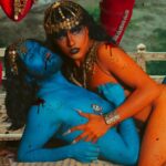Vermelha Noir Instagram – 🩸 Chinnamasta 🩸
Es una diosa hindú que se representa desnuda auto-decapitada, normalmente en pie o sentada en una pareja divina copulando, sostiene su cabeza decapitada en una mano y una cimitarra en la otra. Tres chorros de sangre surgen de su cuello y son bebidos por la cabeza decapitada y dos asistentes.
Es la diosa de las contradicciones. Simboliza ambos aspectos de Devi: la que da y la que quita la vida. Es considerada tanto un símbolo de autocontrol sexual como una personificación de la energía sexual, dependiendo de la interpretación. Representa la muerte, la temporalidad y la destrucción así como la vida, la inmortalidad y la recreación. 

Para este trabajo en colaboración con @dankografia y @jesusteayude cuento con la presencia de ellos mismos como la pareja copulando y a mi hijo @bendeck_bendeck y @lvbnagaia cómo las entidades a los lados de la diosa.
.
Fotografía y dirección C
@dankografia @jesusteayude
Dress & heels: La presi y 
Makeup, headpiece & styling: Vermelha Noir
.
💄 PRODUCTOS 💄
⚪Base : Labial Rojo MAC Cruella
👁️ Ojos y contour : @jeffreestarcosmetics
⚫Delineador y cejas
@guerlain
🖤 Labios @naturalgirl
⬛ Enmarcado @bodypaintbykj
.
#fashion #drag #gay#art #makeup #lgbt #photograph #instagay #dragqueen #instadrag #dragrace#lgbtq #queen #dragmakeup #instagay #dragqueyensoyfinstagram #gayboy #dragqueenmakeup #fashion #fashiondesigner #makeupartist #style #art #localqueen #dragartist #red #secondhandclothing India : इंडिया