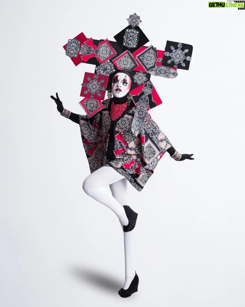 Vermelha Noir Instagram - ♦️Shimokita señorita ♦️ Look inspired by the @rinasonline 's song TOKYO TAKEOVER Back to basics... Solo cartoncito, pintura, ropita de paca y buen gusto di ayke . Fotografía y dirección C @rrabmx Dress & heels: La presi Makeup, headpiece& styling: Vermelha Noir . 💄 PRODUCTOS 💄 ⚪Base : Corrector Blanco de Verónica 👁️ Ojos y contour : @jeffreestarcosmetics ⚫Delineador y cejas @guerlain 🖤 Labios @maccosmetics ⬛ Enmarcado @bodypaintbykj . #fashion #drag #gay#art #makeup #lgbt #photograph #instagay #dragqueen #instadrag #dragrace#lgbtq #queen #dragmakeup #instagay #dragqueyensoyfinstagram #gayboy #dragqueenmakeup #fashion #fashiondesigner #makeupartist #style #art #localqueen #dragartist #red #secondhandclothing Tokyo, Japan