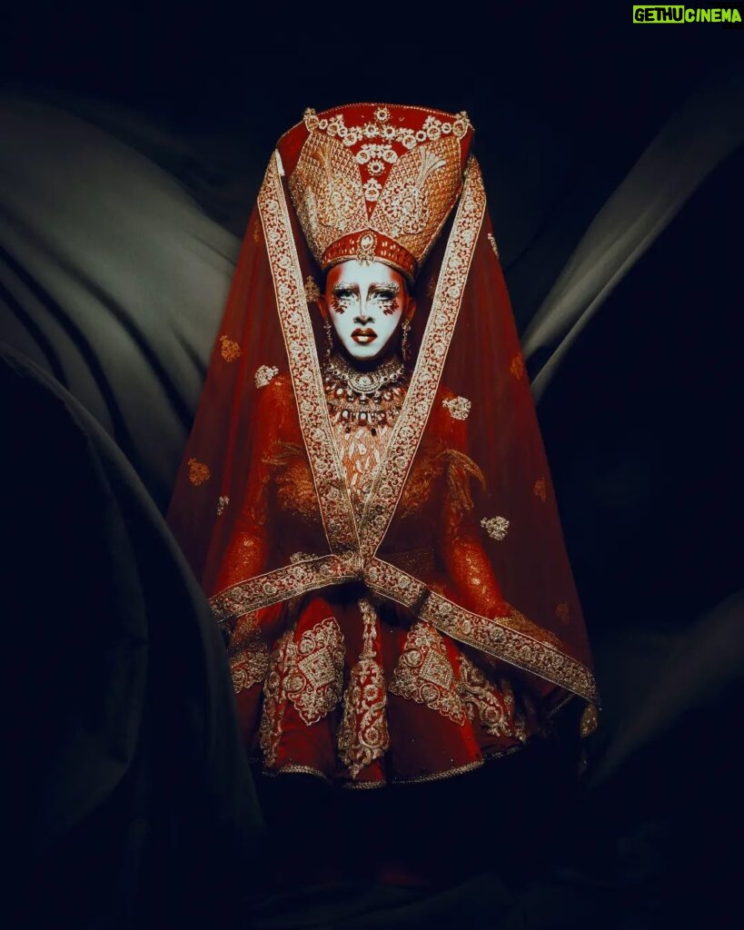 Vermelha Noir Instagram - 🕌 The beast within 🕌 For this chapter I created along with @emmanuelvictoriaatelier this look inspired by the great @madonna 's look used for the visuals of "The beast within" created by Lacroix. Cómo mi nombre literalmente significa "Roja" e inspirada por el look de Lacroix creado para Madonna, pensé en presentar mi pura esencia en este color, el look de Madonna y un aspecto cultural que más adelante les mostraré. Fotografía y dirección C @jonathanarroyo.mx Vestuario: @emmanuelvictoriaatelier Peinado: @ Nail art: @jewelry___nails Joyería: @ghelguera Makeup & styling: Vermelha Noir . 💄 PRODUCTOS 💄 ⚪Base : Corrector blanco de Verónica 👁️ Ojos y contour : @jeffreestarcosmetics ⚫Delineador y cejas @guerlain 🖤 Labios @maccosmetics_mex ⬛ Enmarcado @bodypaintbykj . #fashion #drag #gay#art #makeup #lgbt #photograph #instagay #dragqueen #rpdr #rupauldragsrace #instadrag #dragrace#lgbtq #queen # #dragmakeup #instagay ##dragqueyensoyfinstagram #gayboy #dragqueenmakeup #fashion #fashiondesigner #makeupartist #style #art #localqueen #dragartist #religion #virgin #unholy Queretaro