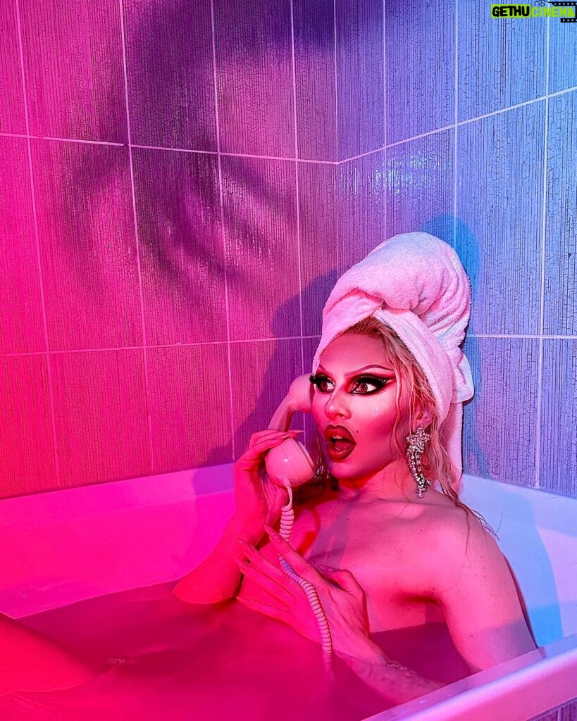 Vespi Instagram - LA MORT AU BOUT DU FIST 📞 J’ai eu tellement peur que j’ai fait vespipi dans la baignoire 😰 📸 @julesfaure 🖐️ @guillaumesweethomme ——- #dragrace #dragracefrance #rupaulsdragrace #teamvespi #teamvespiche #vespi #drag #dragqueen #rpdr #halloween #halloween2k23