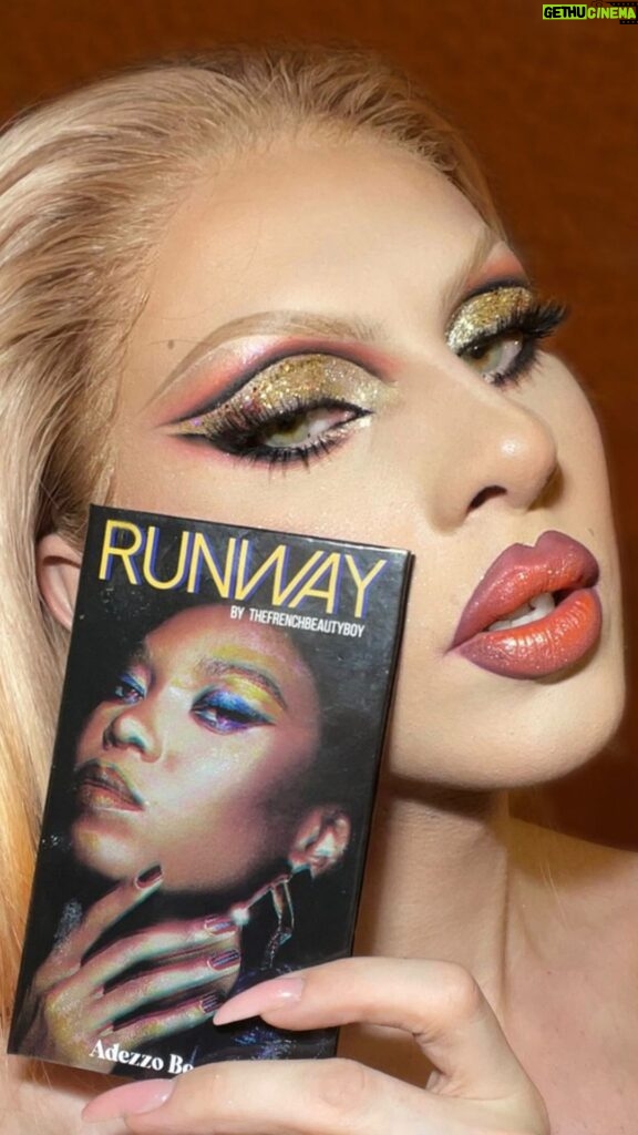 Vespi Instagram - TUTO RUNWAY 💋 Je vous montre étapes par étapes comment je réalise mon maquillage « Go to » avec la palette RUNWAY d’ @adezzo_beauty en collaboration avec @thefrenchbeautyboy dont je suis l’égérie ✨ En plus de la palette j’ai utilisé la base à paillette et le liner Epic Ink de chez @nyxcosmetics_france Les paillettes « Runway » et « NeferSissi » de chez @sisilapaillette N’hésitez pas à me taguer si vous recréez mon maquillage 😍🙌