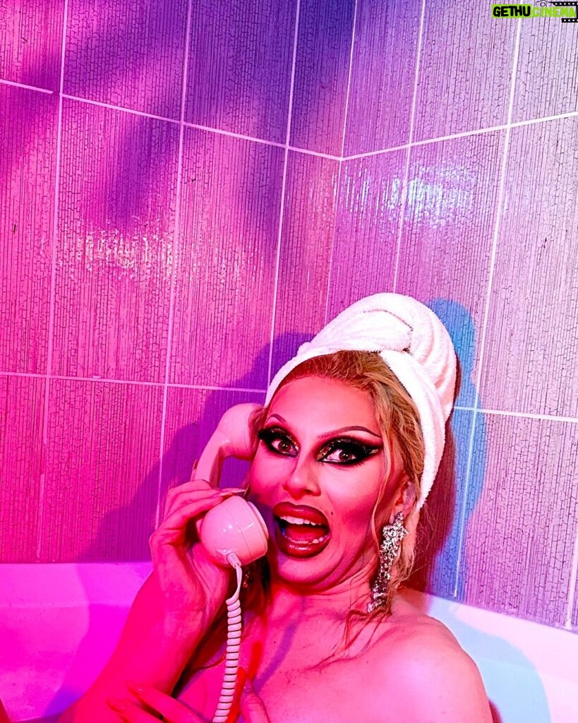 Vespi Instagram - LA MORT AU BOUT DU FIST 📞 J’ai eu tellement peur que j’ai fait vespipi dans la baignoire 😰 📸 @julesfaure 🖐️ @guillaumesweethomme ——- #dragrace #dragracefrance #rupaulsdragrace #teamvespi #teamvespiche #vespi #drag #dragqueen #rpdr #halloween #halloween2k23