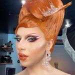 Vespi Instagram – DRAGNIFIQUE 🧡🩷💜

Dress and hair @anethablack 
Picture @atelier_flipeau & @thefrenchbeautyboy 

—-
Et voici mon dernier look pour @dragrace 🥲 aka la robe parapluie aka l’égérie @instagram 
Pour cette dernière tenue j’ai décidé que le confort était pour les laides et donc de partir sur une robe rigide, ultra cintrée à la taille et aux chevilles, très lourde,… mais incroyable non ? 
@anethablack est simplement une magicienne pour avoir réussis à créer cette sublimissime pièce et la perruque qui va avec 😮‍💨🤌🏻

@thefrenchbeautyboy et @atelier_flipeau on collaborés pour réaliser ces superbes photos dont je suis très très fan 😍

Voilà, une page ce tourne mais demain commence la tournée @dragrace_francelive et je n’ai que HÂTE de partager ça avec vous 🥺🫶

#dragrace #dragracefrance  #rupaulsdragrace #teamvespi #teamvespiche #vespi #drag #dragqueen #rpdr Paris, France