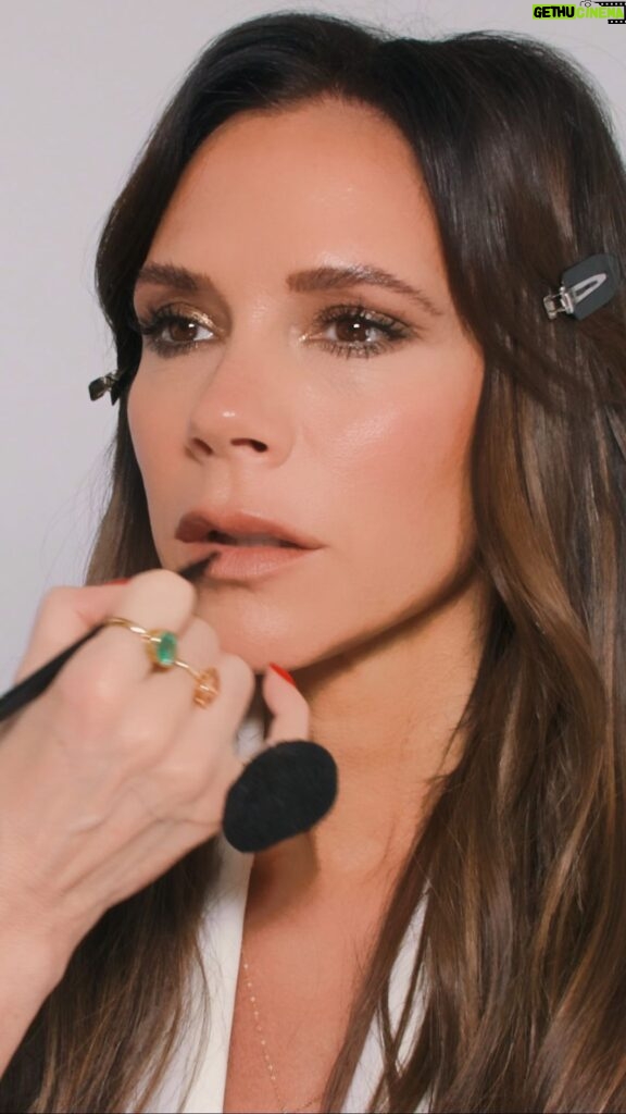 Victoria Beckham Instagram - GET READY WITH ME AND @lisaeldridgemakeup We had such fun filming this! Watch us create a green, sparkling smoky eye look using @victoriabeckhambeauty LID LUSTRE. Now all I need is an invite to a party!!! Kisses xx Watch the full video on YouTube (link in bio).