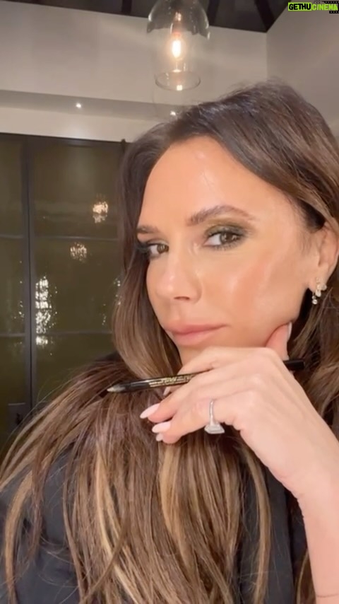 Victoria Beckham Instagram - PLAYTIME WITH SATIN KAJAL JEWEL LINERS! AVAILABLE NOW @victoriabeckhambeauty Wearing sparkle and glitter around the eyes is not my usual go-to, but I’m finding it very easy to work into my smoky eye look for the holiday season with our SATIN KAJAL JEWEL LINERS. Here I’m using the shade SEQUIN GREEN, which is a metallic green, it is such a flattering green around the eyes. I then intensified this look with NIGHT FLASH which is a metallic gunmetal shade, I added this to the corner of my eye and winged this out. Which is your favourite shade of SATIN KAJAL LINERS? Kisses xx