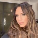 Victoria Beckham Instagram - SPARKLING EYES! ⭐ LID LUSTRE IN VELVET AVAILABLE NOW @victoriabeckhambeauty I often stick to a matte eye look, using brown and caramel shades, but I’ve been more and more drawn to green shades around my eyes recently, and also adding some sparkle for the Holiday season. LID LUSTRE, our crystal-infused, finely pressed eyeshadows, add such a dramatic instant sparkle. I love this shade, VELVET, which has an olive green base, infused with a golden “grown-up glitter” finish. With one swipe they dramatically transform your eye look. Kisses xx