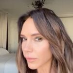 Victoria Beckham Instagram - TIME TO SPARKLE! ✨ AVAILABLE AT @victoriabeckhambeauty I adore this shade, as part of our Satin Kajal Liner family, I describe this shade as a wash of gold. As you draw it on, you will see the gold foil effect it leaves on the eye. There are a few ways that you can wear GOLD LAME, you can blend it out for a subtle touch of glitter, or layer on top of another shade, I like to wear it on top of Cocoa to transform my matte brown smoky eye with a wash of gold foil effect. Now I need an invite to a Holiday party!! xx