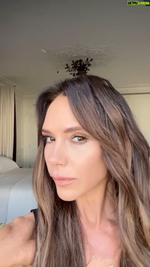 Victoria Beckham Instagram - TIME TO SPARKLE! ✨ AVAILABLE AT @victoriabeckhambeauty I adore this shade, as part of our Satin Kajal Liner family, I describe this shade as a wash of gold. As you draw it on, you will see the gold foil effect it leaves on the eye. There are a few ways that you can wear GOLD LAME, you can blend it out for a subtle touch of glitter, or layer on top of another shade, I like to wear it on top of Cocoa to transform my matte brown smoky eye with a wash of gold foil effect. Now I need an invite to a Holiday party!! xx