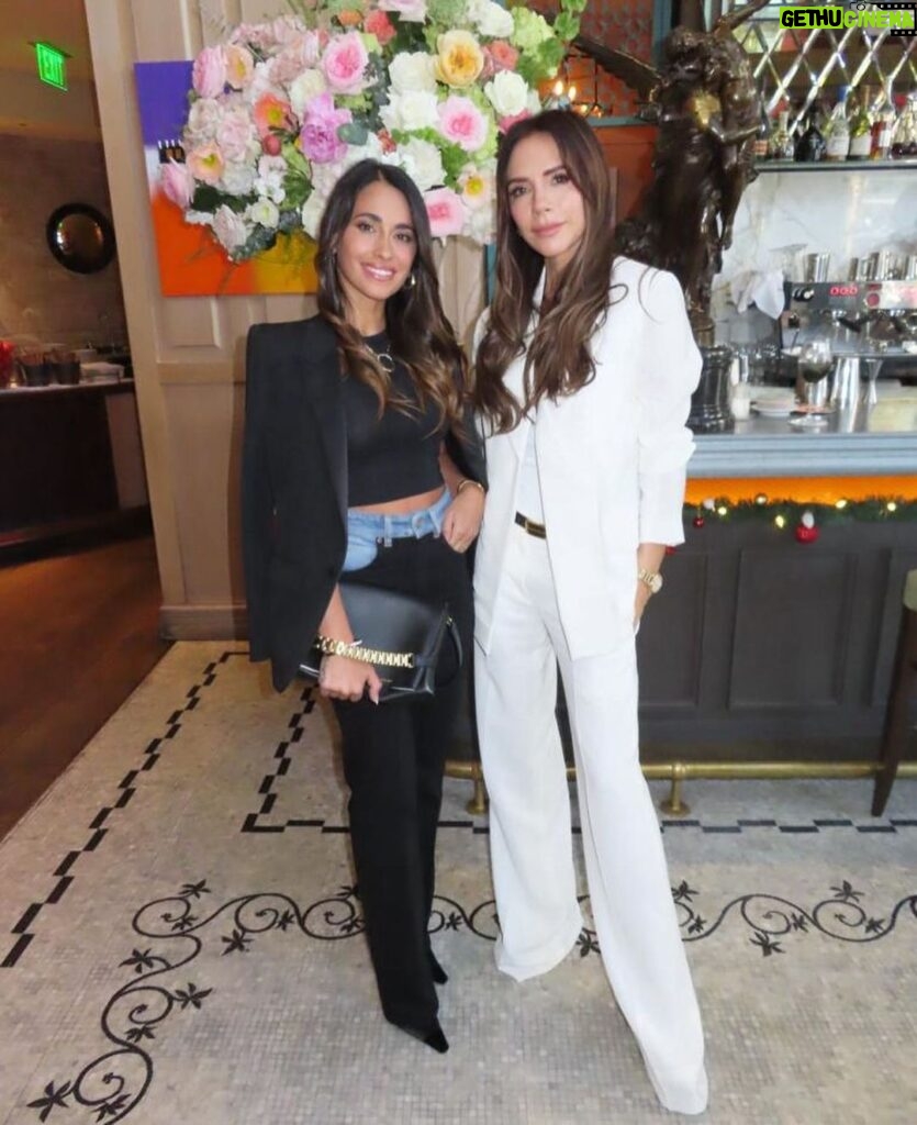 Victoria Beckham Instagram - So lucky to have such incredible friends here in Miami!! I love you so much @AntonelaRoccuzzo! Kisses xx Shop the #VBChain and Julia Jean at VictoriaBeckham.com and at 36 Dover Street.