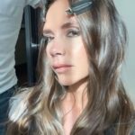 Victoria Beckham Instagram - MY HOLIDAY SMOKY EYE!! I’ve broken down my ultimate @VictoriaBeckhamBeauty smoky eye with a holiday twist! PART ONE features EyeWear in Pecan and Caramel, I wear these two shades every single day, they are the perfect base for a smoky eye. PART TWO features one of my favourite Satin Kajal Liner shades — Night Flash! This shade has a gunmetal finish, I often wear it as an alternative to black, applying into the lash line to define the eye. Shop EyeWear and Satin Kajal Liner at VictoriaBeckhamBeauty.com and at 36 Dover Street.