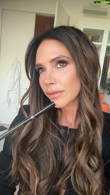 Victoria Beckham Instagram - LAUNCHING TOMORROW! NEW SATIN KAJAL LINER I can’t wait for you to try my new @VictoriaBeckhamBeauty Satin Kajal Liner CINNAMON! It works on all eye colours and is so rich and warm… Available tomorrow!! VB xx