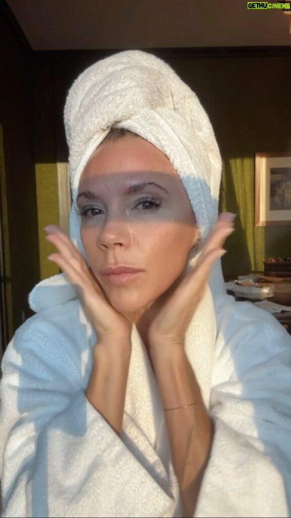 Victoria Beckham Instagram - MY MORNING SKINCARE ROUTINE 🧖‍♀️ For my morning skincare routine, after cleansing I use @VictoriaBeckhamBeauty Cell Rejuvenating Power Serum and press the product into my skin. I’ve noticed this has improved the texture of my skin and I make sure to pay special attention to the eye area. I follow with the @VictoriaBeckhamBeauty Cell Rejuvenating Priming Moisturiser, I also press this into the skin and then use upward motions to massage the formula in. It gives the skin such a beautiful radiance. Don’t forget the neck!! Shop skincare at VictoriaBeckhamBeauty.com and at 36 Dover Street.