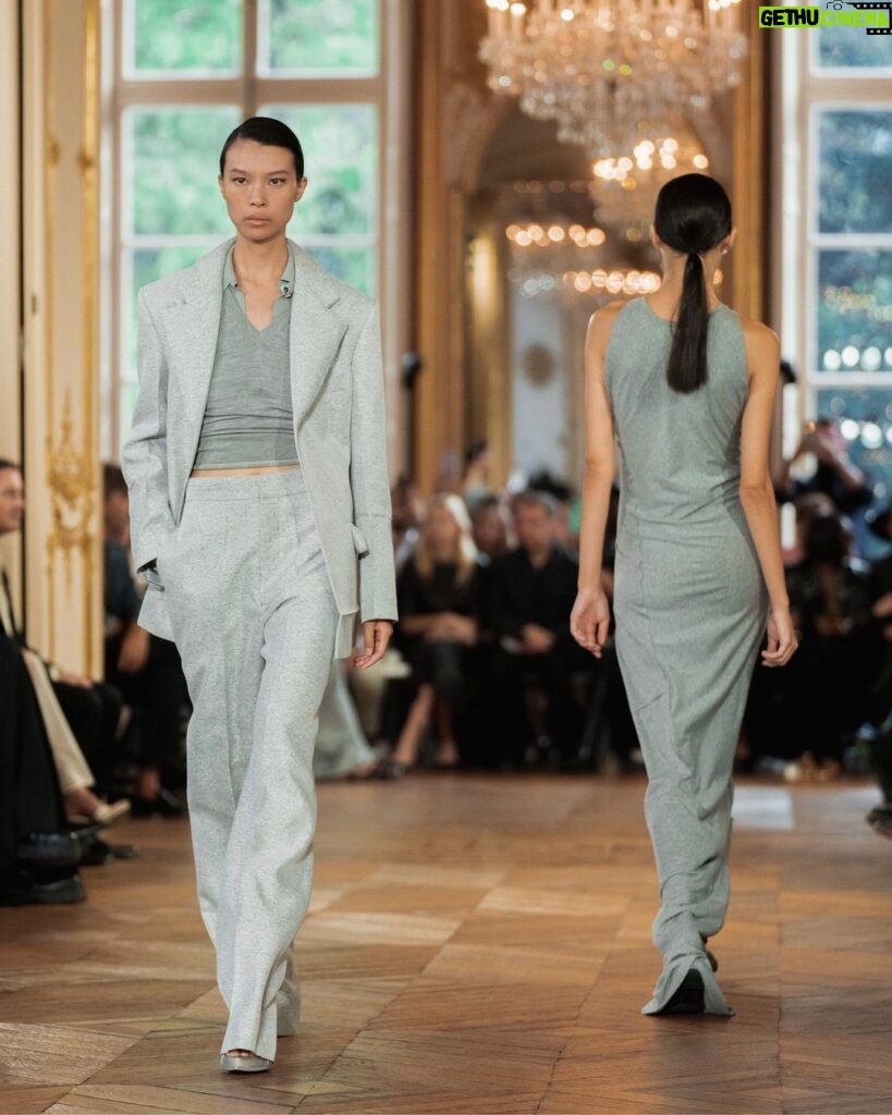 Victoria Beckham Instagram - VICTORIA BECKHAM SPRING SUMMER 2024 Grey melange tailoring and jersey dresses fuse the collection’s focus on dance, imbuing garments with the creases created by movement. Discover every look from the show at VictoriaBeckham.com. Photographed by @ZoeJbrt. #VBSS24