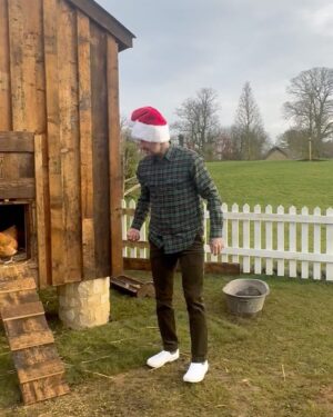 Victoria Beckham Instagram - What do you get @davidbeckham for Christmas?? 🔉on 🐔