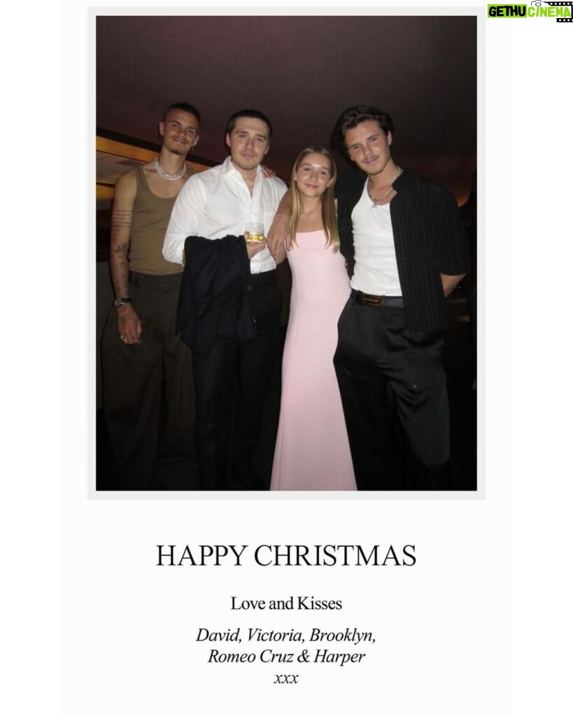 Victoria Beckham Instagram - Kisses at Christmas 🎄 @davidbeckham @brooklynpeltzbeckham @romeobeckham @cruzbeckham #HarperSeven