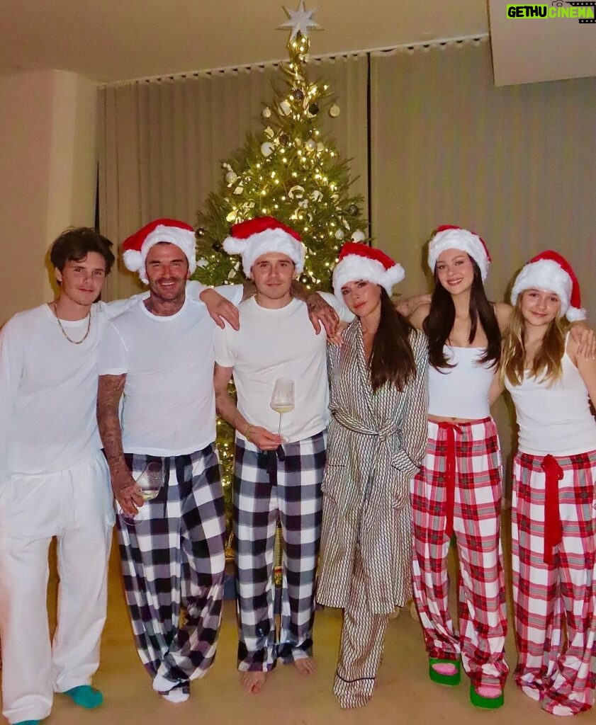 Victoria Beckham Instagram - Santa came early in Miami!!! 🎄x I love u all so much xxxx @davidbeckham @brooklynpeltzbeckham @cruzbeckham @nicolaannepeltzbeckham #harperseven we miss u @romeobeckham xx
