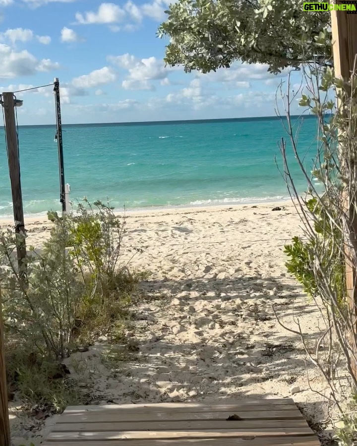 Victoria Beckham Instagram - Fun in the Bahamas!! We miss you so much @romeobeckham x love you soooo much @davidbeckham @brooklynpeltzbeckham @cruzbeckham @nicolaannepeltzbeckham #harperseven 🌴 xxxx