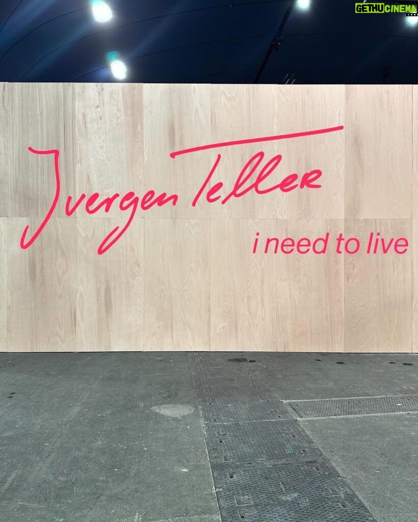 Victoria Beckham Instagram - Congratulations #JuergenTeller on closing such an incredible exhibition yesterday at @Le_Grand_Palais!! What an incredible once in a lifetime achievement. Can’t wait to share our latest collaboration... Bisous @doviledrizyte @themarcjacobs @davidbeckham xx