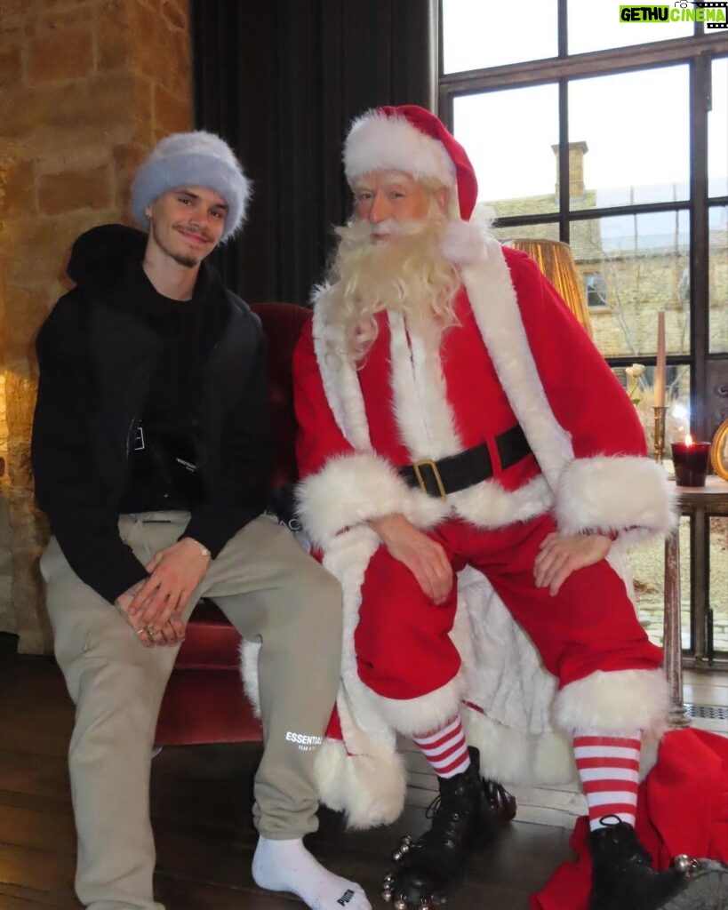 Victoria Beckham Instagram - When Santa comes to visit!!!Happy Christmas Eve!!!! Kisses from us all!! @davidbeckham @romeobeckham @cruzbeckham #harperseven We miss you @brooklynpeltzbeckham @nicolaannepeltzbeckham xxxxxx