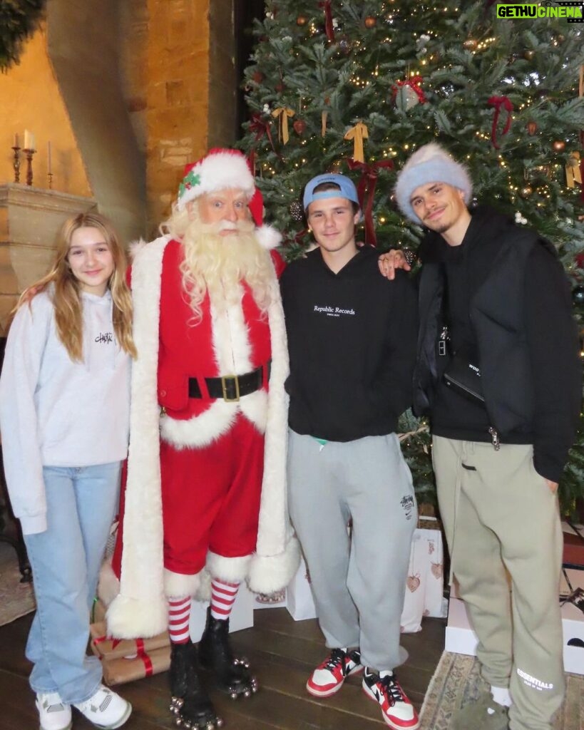 Victoria Beckham Instagram - When Santa comes to visit!!!Happy Christmas Eve!!!! Kisses from us all!! @davidbeckham @romeobeckham @cruzbeckham #harperseven We miss you @brooklynpeltzbeckham @nicolaannepeltzbeckham xxxxxx