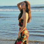 Victoria Justice Instagram - Don’t be a beach, go stream my new song #LastManStanding 😋✌🏼 Malibu