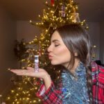 Victoria Justice Instagram - Waking up to @hempzofficial under the tree?! The perfect gifts for family and friends but don’t forget to add them to your own wishlist 😉 Share this with someone you’d want to open your Hempz gifts with this holiday season! Shop them @ultabeauty and my link in bio 🥰 #hempz #hempzpartner