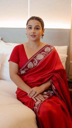 Vidya Balan Instagram - Movie aur actress guess karo?

Saree: @gaurangofficial