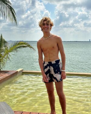 Vincent Michael Webb Instagram - Photoshoot with @dreykenlawes 📸 
#cancunphotographer 
@laww3z 
*
#cancunlife #mexicophotographer #teenmodel #modelo #teenactor #pullandbearcommunity #cancún #vincentcancun #vincentwebb