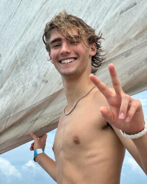 Vincent Michael Webb Instagram - Fun catamaran tour from Cancún to Isla Mujeres!
☀️ 
#catamaran #boatlife #cancun #cancunlife #teenboy #16yearsold #teenactor #vivamexico #islamujeres #vivalavida #vincentwebb #vincentcancun 
@vincentwebb.official