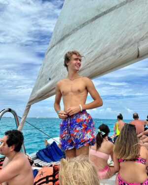 Vincent Michael Webb Instagram - Fun catamaran tour from Cancún to Isla Mujeres!
☀️ 
#catamaran #boatlife #cancun #cancunlife #teenboy #16yearsold #teenactor #vivamexico #islamujeres #vivalavida #vincentwebb #vincentcancun 
@vincentwebb.official
