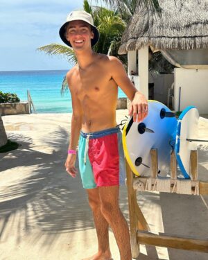 Vincent Michael Webb Instagram - Surf lessons 🏄‍♂️ @goodvibessurfschoolcancun 
🏄‍♂️ 
Follow my other account @vincentwebb.official !!
🌊 
#surfcancun #surflessons #cancunlife #beachboy #vincentcancun