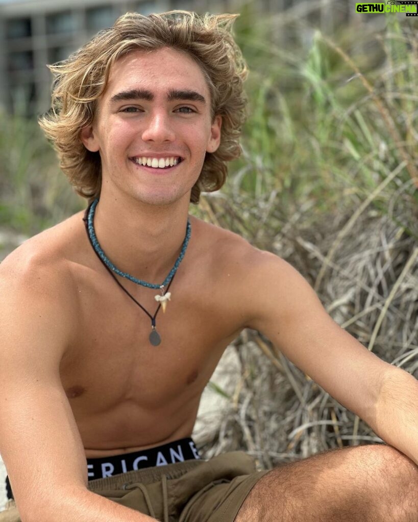 Vincent Michael Webb Instagram - 😀 Always happy at the beach! 🏝️ 🌊 ☀️ check out my Brand army link in bio 👆 Just dropped a bunch of photos and videos from my photo shoot! * #americaneagle #ae #teenfashion #myrtlebeach #teenmodel #blondemodel #beachboy #teenactor #vincentcancun Myrtle Beach, South Carolina