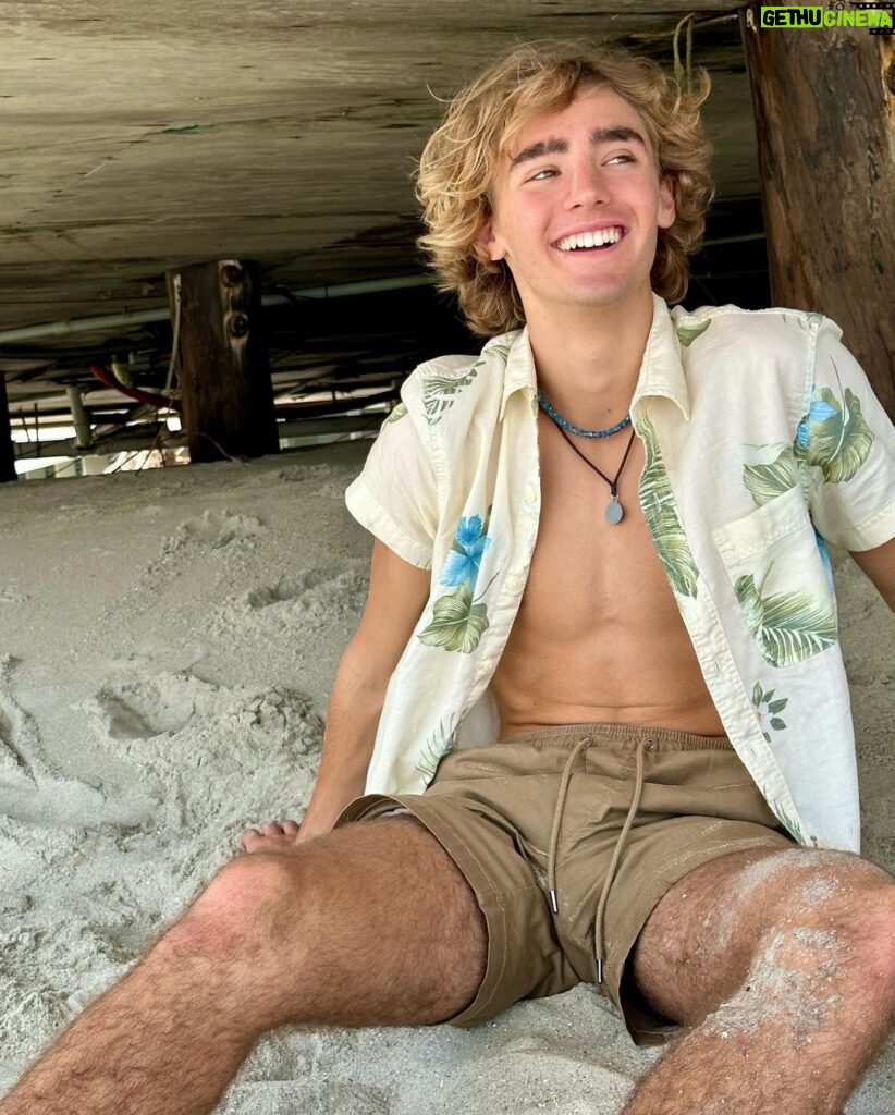 Vincent Michael Webb Instagram - 😀 Always happy at the beach! 🏝️ 🌊 ☀️ check out my Brand army link in bio 👆 Just dropped a bunch of photos and videos from my photo shoot! * #americaneagle #ae #teenfashion #myrtlebeach #teenmodel #blondemodel #beachboy #teenactor #vincentcancun Myrtle Beach, South Carolina