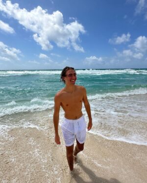 Vincent Michael Webb Instagram - CANCUN! Happy to be back! 
🇲🇽 
you can check out my Brand army link in my bio for more photos and videos. 👆 
🌊 
#cancunbeach #playamarlin #cancún #beachboy #blondeboy #teenactor #vivamexico #vamosalaplaya #vivalavida #vincentcancun