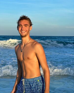 Vincent Michael Webb Instagram - @vincentwebb.official 

🌊 ☀️ 
#beachin #beachboy #cancunbeach #cancunlife #brandarmy #teenactor #teenmodel #vincentcancun #vincentwebb