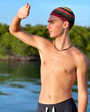 Vincent Michael Webb Instagram - Hanging lagoon side in Cancun 
#cancunlife #cancun #skullcap #teenactor #modelo #dockside #lagoon #mexico #vincentcancun