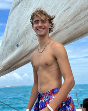 Vincent Michael Webb Instagram - Fun catamaran tour from Cancún to Isla Mujeres!
☀️ 
#catamaran #boatlife #cancun #cancunlife #teenboy #16yearsold #teenactor #vivamexico #islamujeres #vivalavida #vincentwebb #vincentcancun 
@vincentwebb.official
