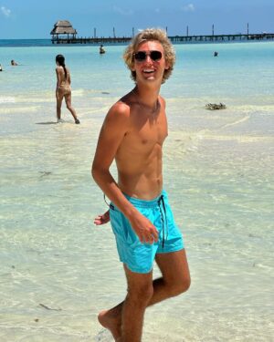 Vincent Michael Webb Instagram - A day on isla Mujeres with friends🏝️ 
#islandvibes #islamujeres #cancunlife #beachboy #teenactor #vivalavida #playanorte #vincentcancun