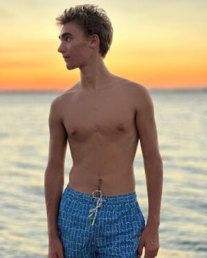 Vincent Michael Webb Instagram - Waiting for the sun to set over the lagoon in Cancun …
@vincentwebb.official 

#sunsetlover #cancunlife #cancunmexico #teenactor #goldenhour #docklife #vivalavida #vincentwebb #vincentcancun