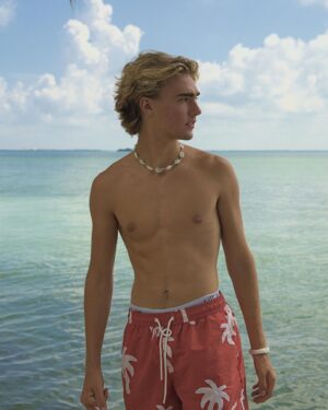 Vincent Michael Webb Instagram - Cancun life ~ 
Photos by @dreykenlawes 
Swimsuit @pullandbear 
*
#cancunphotographer #cancunlife #pullandbearcommunity #beachboy #blondemodel #teenactor #modelo #vincentcancun