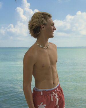 Vincent Michael Webb Instagram - Cancun life ~ 
Photos by @dreykenlawes 
Swimsuit @pullandbear 
*
#cancunphotographer #cancunlife #pullandbearcommunity #beachboy #blondemodel #teenactor #modelo #vincentcancun