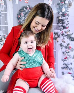Vitória Moraes Instagram - 8 meses filha, eu não sei descrever o quanto você me faz feliz, o quanto você me mudou, o quanto você me completa, me enche, me transborda, o amor que sinto por você é inexplicável, é algo tão forte que eu não consigo mesmo explicar! Eu sempre estarei aqui, em cada fase da sua vida, você pra sempre será minha melhor amiga! O ensaio de acompanhamento desse mês foi com o tema de Natal e teve até dois dentinhos aparecendo ♥️

📸: @studio5clicks.kids